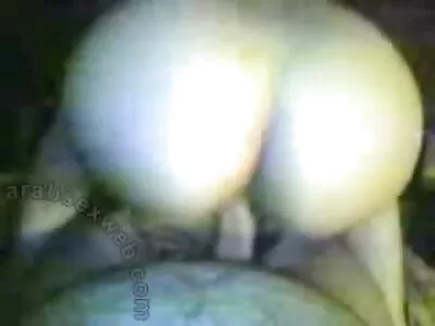 خوبصورت لڑکی اس بڑے پیکر پر حیرت انگیز لگ رہی ہے۔