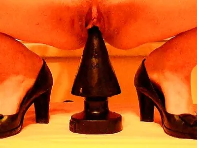 پیارا brunette ایک میلا باہر blowjob دینے میں بہکایا