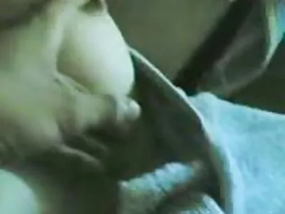 تین نوعمر بچے ایک گیمر کو بہکاتے ہیں اور اس کا بڑا ڈک چوستے ہیں۔